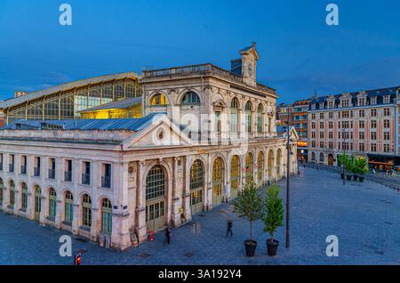 Bahnhof Gare de Lille-Flandres am Place de la Gare in der Altstadt von Lille am Abend, Dämmerung, Französisch-Flandern, Nord depa Stockfoto