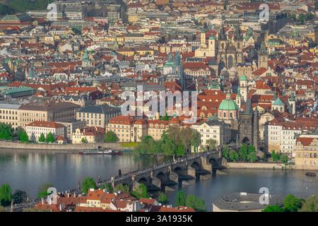 Prag Stadt, aus der Vogelperspektive der Stadt Prag mit der Karlsbrücke, die zum historischen Stare Mesto (Altstadt) führt, Tschechien, Tschechien Stockfoto