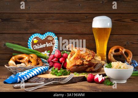 Schweinehaxe mit Bier und Sauerkraut. Oktoberfest Stockfoto