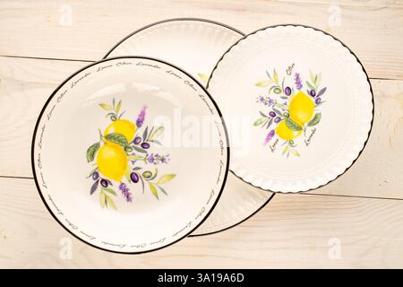 Dekorative Keramikschalen, Teller, auf einem Holztisch, Nahaufnahme, Draufsicht. Stockfoto