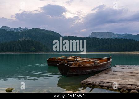 Holzruderboote auf dem Schwarzen See (Crno Jezero) in Zabljak, Montenegro Stockfoto