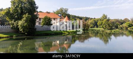 Panoramablick auf die Burg Otocec auf einer kleinen Insel im Fluss Krka in Slowenien Stockfoto