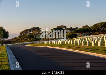 San Diego, USA - 28. September 2024: Sonnenuntergang auf dem Fort Rosecrans National Cemetery, Cabrillo National Monument Stockfoto