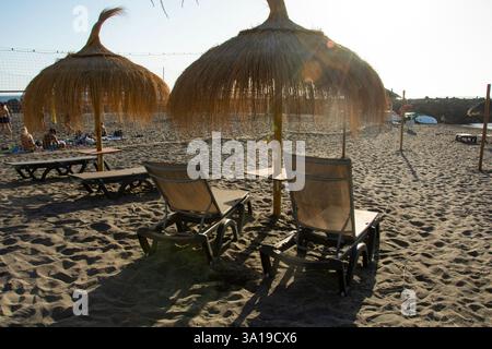 Torviscas Playa Sandstrand mit Liegestühlen und Strohschirmen in Costa Adeje, Teneriffa, Spanien Stockfoto