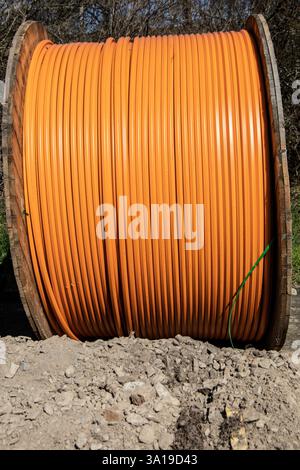 Glasfaserkabel auf einer Trommel auf der Baustelle Stockfoto