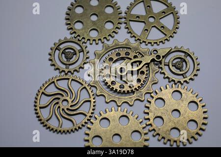 Messingräder sind miteinander verzahnt und bilden ein Zahnrad oder Uhrwerk Stockfoto