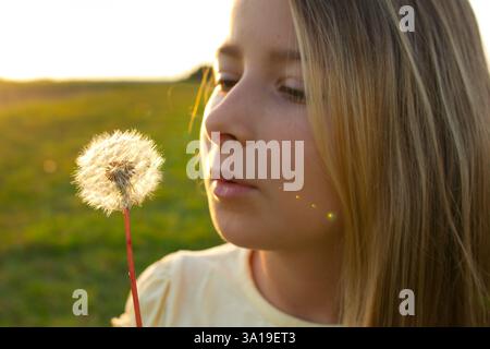 Mädchen mit Löwenzahn Stockfoto