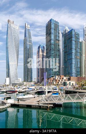 Dubai, Vereinigte Arabische Emirate, Dubai Marina Skyline Wolkenkratzer mit Yachten Immobilien Wolkenkratzer leben am Ufer in Dubai, Vereinigte Arabische Emirate. Stockfoto