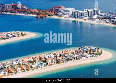 Dubai, Vereinigte Arabische Emirate, Luxusvillen Immobilien auf der künstlichen Insel Palm Jumeirah mit Strand in Dubai, Vereinigte Arabische Emirate. Stockfoto
