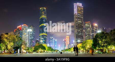 Guangzhou, China, Guangzhou Canton Skyline mit Wolkenkratzern Downtown Panorama bei Nacht in Guangzhou, China. Stockfoto