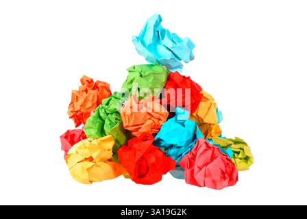 Der Turm besteht aus vielen bunten, isolierten, zerknitterten Papierkugeln Stockfoto
