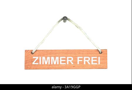 Alte isolierte Holzplatte mit der Aufschrift Zimmer frei hängt an einem Haken Stockfoto