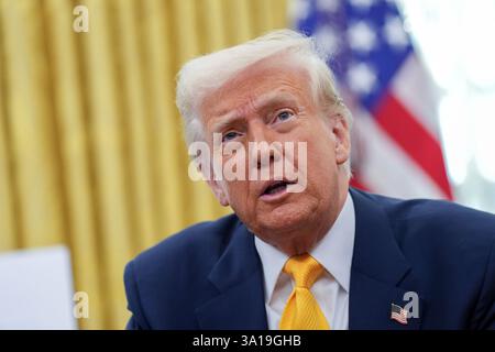 Washington, DC, USA. März 2025. US-Präsident Donald J Trump gibt am Freitag, den 7. März, eine Erklärung über Jobs im Oval Office des Weißen Hauses in Washington, DC, USA ab. 2025. Vermerk: Chris Kleponis/CNP/dpa/Alamy Live News Stockfoto
