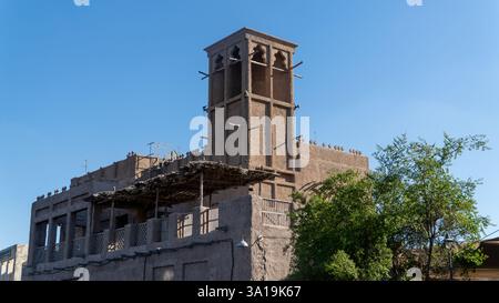 Dubai, VAE - 13. November 2024: Traditioneller Windfangturm in Dubais historischem Viertel Al Seef mit alter arabischer Architektur in der Nähe von Dubai Creek, bl Stockfoto
