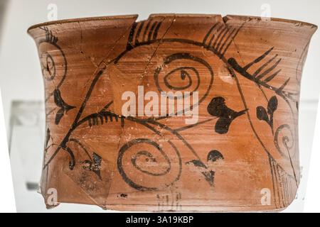 Fragment eines bemalten Gefäßes zur Aufbewahrung von Lebensmitteln, Carratiermes Necropolis, 1. Jahrhundert n. Chr., Museum der archäologischen Stätte von Tiermes, Soria, Kastilien A. Stockfoto