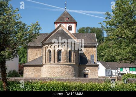 Dorfzentrum Odenthal mit Pfarrkirche und Altbauten, Bergisches Land, Deutschland Stockfoto