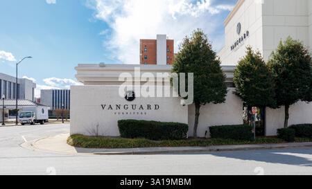 High Point, North Carolina-3. März 25: Avantgarde-Möbel, Market Showroom Gebäude und Logo, Schilder. Stockfoto