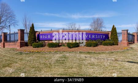 High Point, North Carolina – 3. März 25: Kurvenförmiges Denkmal für die High Point University. Stockfoto