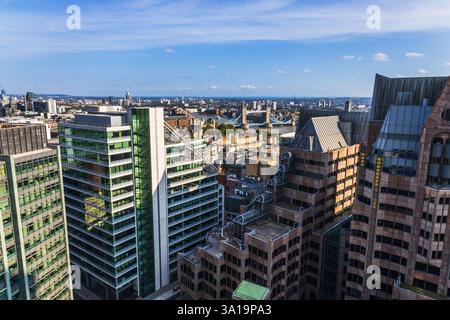 Atemberaubender Blick aus der Luft auf die moderne Skyline von London mit Hochhäusern Stockfoto