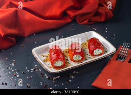 Traditionelle georgische Gerichte: Pfeffer Kakliani mit Käse Menü georgianisch. Paprika mit Käse sind eine köstliche und duftende georgianische Vorspeise. M Stockfoto