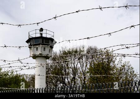 Reste der ehemaligen innerdeutschen Grenze mit Grenzzaun und Wachturm Stockfoto
