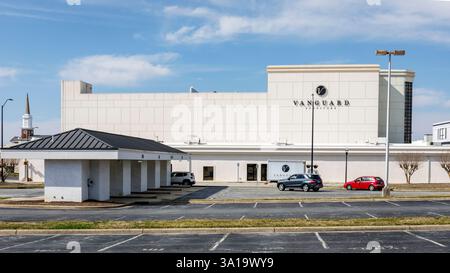 High Point, North Carolina-3. März 25: Avantgarde Furniture Showroom Building. Stockfoto