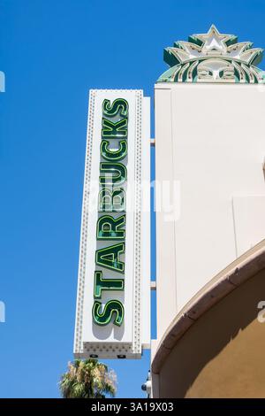 LAS VEGAS, NV, USA - 5. JULI 2024: Schilder von Starbucks, der größten Kaffeehauskette der Welt, Las Vegas Strip, Nevada gegen den blauen Himmel Stockfoto