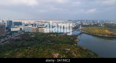 Panoramablick auf die Hängebrücke Durgam Cheruvu in Hyderabad, Indien Stockfoto