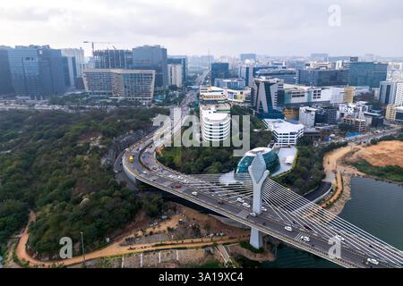 Hyderabad, INDIEN - 09. Dezember 2023 : Luftaufnahme der Stadt Hitec Durgam Cheruvu n Hyderabad, Indien. Stockfoto