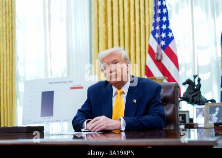 Washington, DC, USA. März 2025. US-Präsident Donald J Trump gibt am Freitag, den 7. März, eine Erklärung über Jobs im Oval Office des Weißen Hauses in Washington, DC, USA ab. 2025. Vermerk: Chris Kleponis/CNP/dpa/Alamy Live News Stockfoto