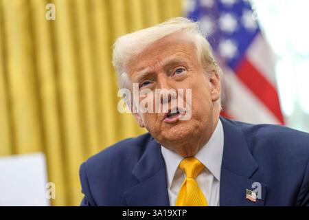 Washington, DC, USA. März 2025. US-Präsident Donald J Trump gibt am Freitag, den 7. März, eine Erklärung über Jobs im Oval Office des Weißen Hauses in Washington, DC, USA ab. 2025. Vermerk: Chris Kleponis/CNP/dpa/Alamy Live News Stockfoto