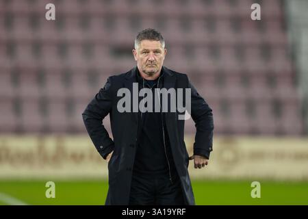 7. März 2025; Tynecastle Park, Edinburgh, Schottland: Scottish Cup Quarter Final Football, Hearts gegen Dundee; Dundee-Manager Tony Docherty inspiziert das Feld vor dem Spiel Stockfoto