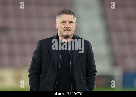 7. März 2025; Tynecastle Park, Edinburgh, Schottland: Scottish Cup Quarter Final Football, Hearts gegen Dundee; Dundee-Manager Tony Docherty inspiziert das Feld vor dem Spiel Stockfoto