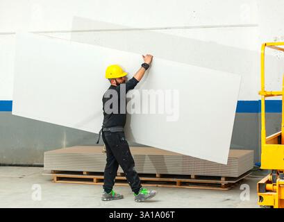 Arbeiter bei der Arbeit in den Bau eines Gipskartonplatten Wand. Stockfoto