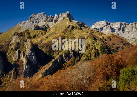 Herbst am Cirque de Lescun (Aspe Valley, Atlantic Pyrenees, France) ESP: Otoño en el circo de Lescun (Pirineos Atlánticos, valle de Aspe) Stockfoto