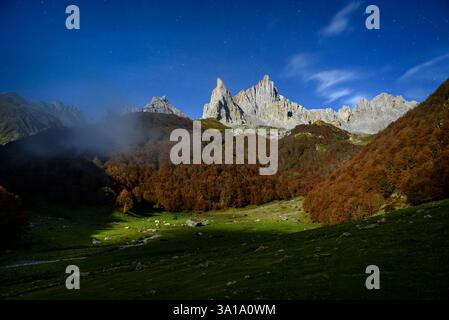 Herbstnacht in Aiguilles d'Ansàbere im Cirque de Lescun (Aspe Valley, Pyrenäen im Atlantik, Frankreich) ESP: Noche de otoño en las Agujas de Ansabère Stockfoto