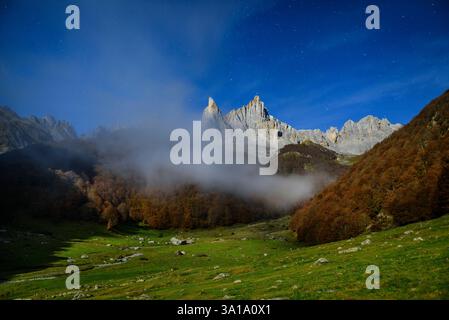 Herbstnacht in Aiguilles d'Ansàbere im Cirque de Lescun (Aspe Valley, Pyrenäen im Atlantik, Frankreich) ESP: Noche de otoño en las Agujas de Ansabère Stockfoto