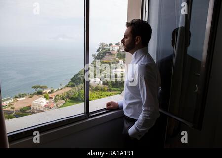 Silhouette des jungen italienischen Bräutigam mit Bart, braune Haare und grüne Augen vor der Ehe Stockfoto