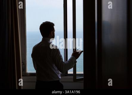 Silhouette des jungen italienischen Bräutigam mit Bart, braune Haare und grüne Augen vor der Ehe Stockfoto