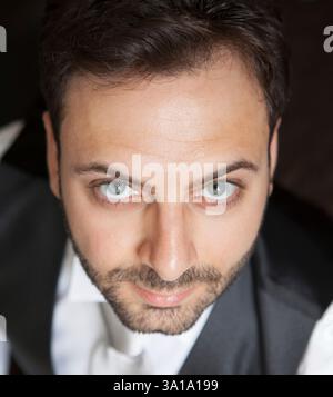 Junge italienische Bräutigam mit Bart, braune Haare und grüne Augen vor der Ehe Stockfoto