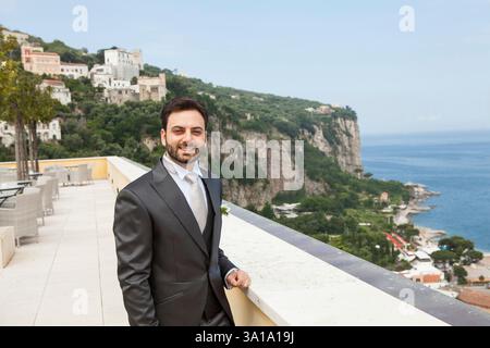 Junge italienische Bräutigam mit Bart, braune Haare und grüne Augen vor der Ehe in der Halbinsel von Sorrent, Italien. Stockfoto