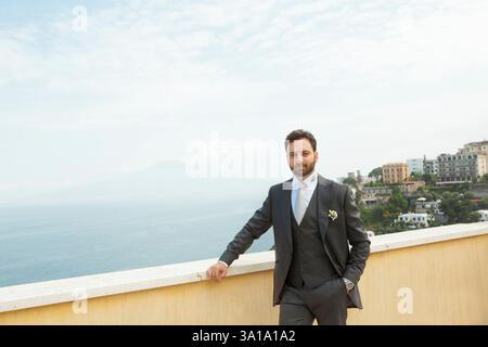 Junge italienische Bräutigam mit Bart, braune Haare und grüne Augen vor der Ehe in der Halbinsel von Sorrent, Italien. Stockfoto