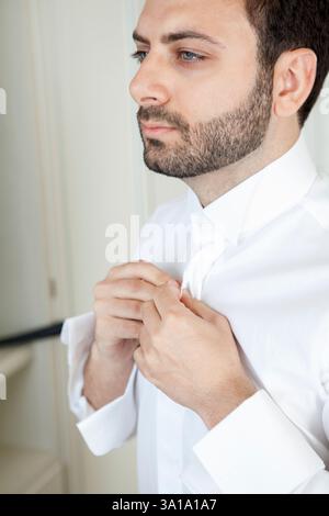 Junge italienische Bräutigam mit Bart, braune Haare und grüne Augen vor der Ehe Stockfoto
