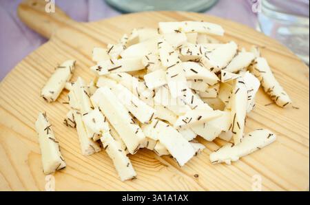 Weißer Käse mit Rosmarin auf dem Holzbrett Stockfoto