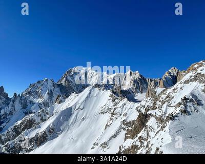 Das majestätische Mont Blanc-Massiv erhebt sich über den unberührten Hängen von Courmayeur, einem beliebten Skigebiet in den italienischen Alpen Stockfoto