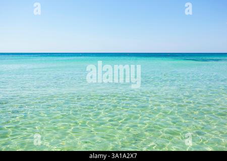 Schönen See mit türkisfarbenem Wasser und goldenen Strand in Punta Prosciutto, Salento, Apulien, Italien. Stockfoto