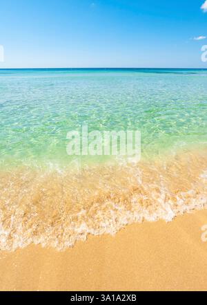 Schönen See mit türkisfarbenem Wasser und goldenen Strand in Punta Prosciutto, Salento, Apulien, Italien. Stockfoto