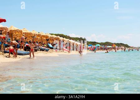 Wunderschönes Meer mit türkisfarbenem Wasser und goldenem Strand. Millionen von Touristen reisen jedes Jahr in die Region Apulien, um dort Urlaub zu machen. Stockfoto