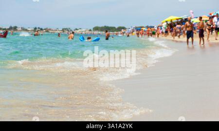 Wunderschönes Meer mit türkisfarbenem Wasser und goldenem Strand. Millionen von Touristen reisen jedes Jahr in die Region Apulien, um dort Urlaub zu machen. Stockfoto