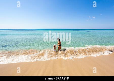 Schönen See mit türkisfarbenem Wasser und goldenen Strand in Punta Prosciutto, Salento, Apulien, Italien. Stockfoto